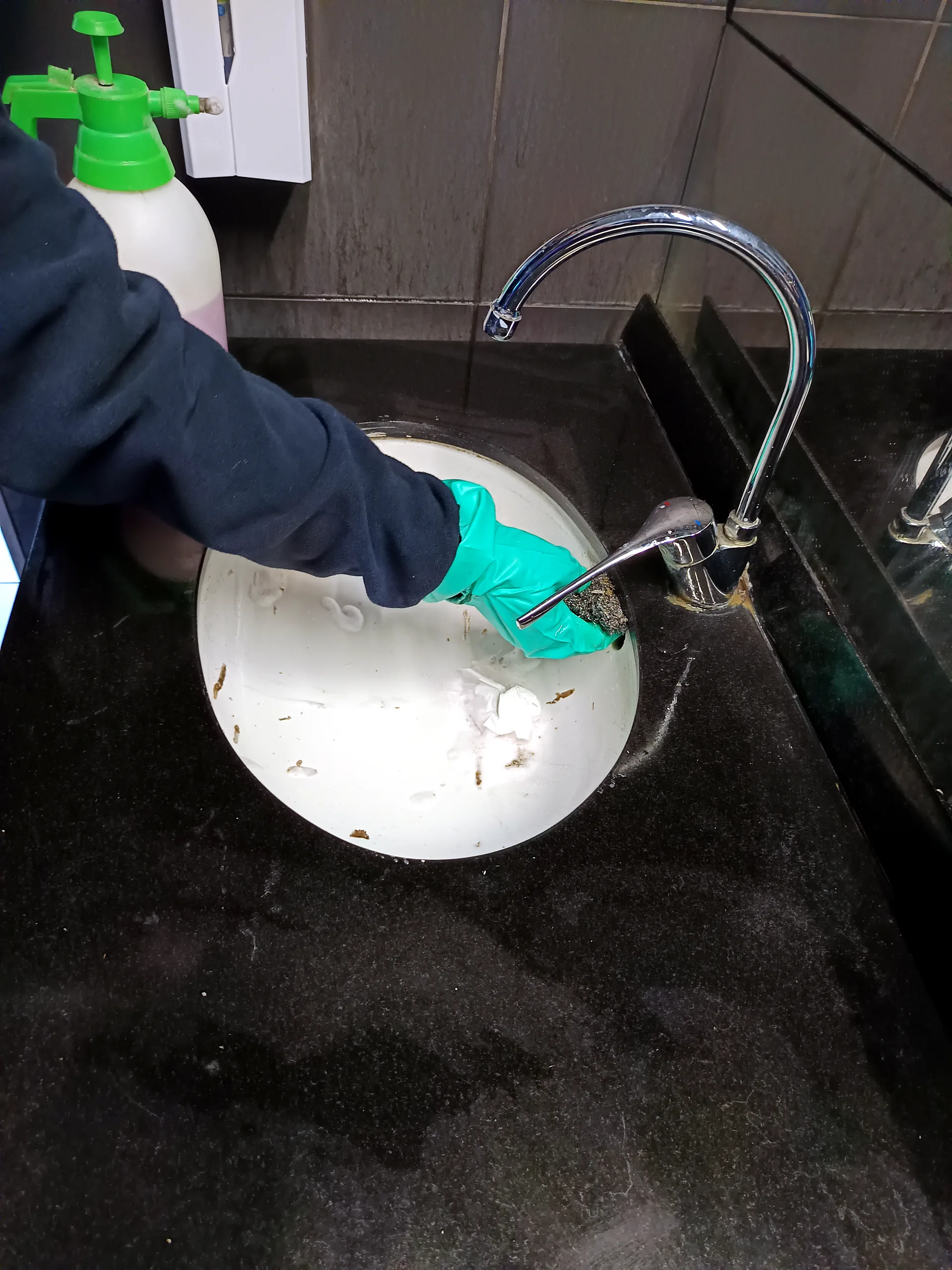 Sanitización y Limpieza de Baños Corporativos